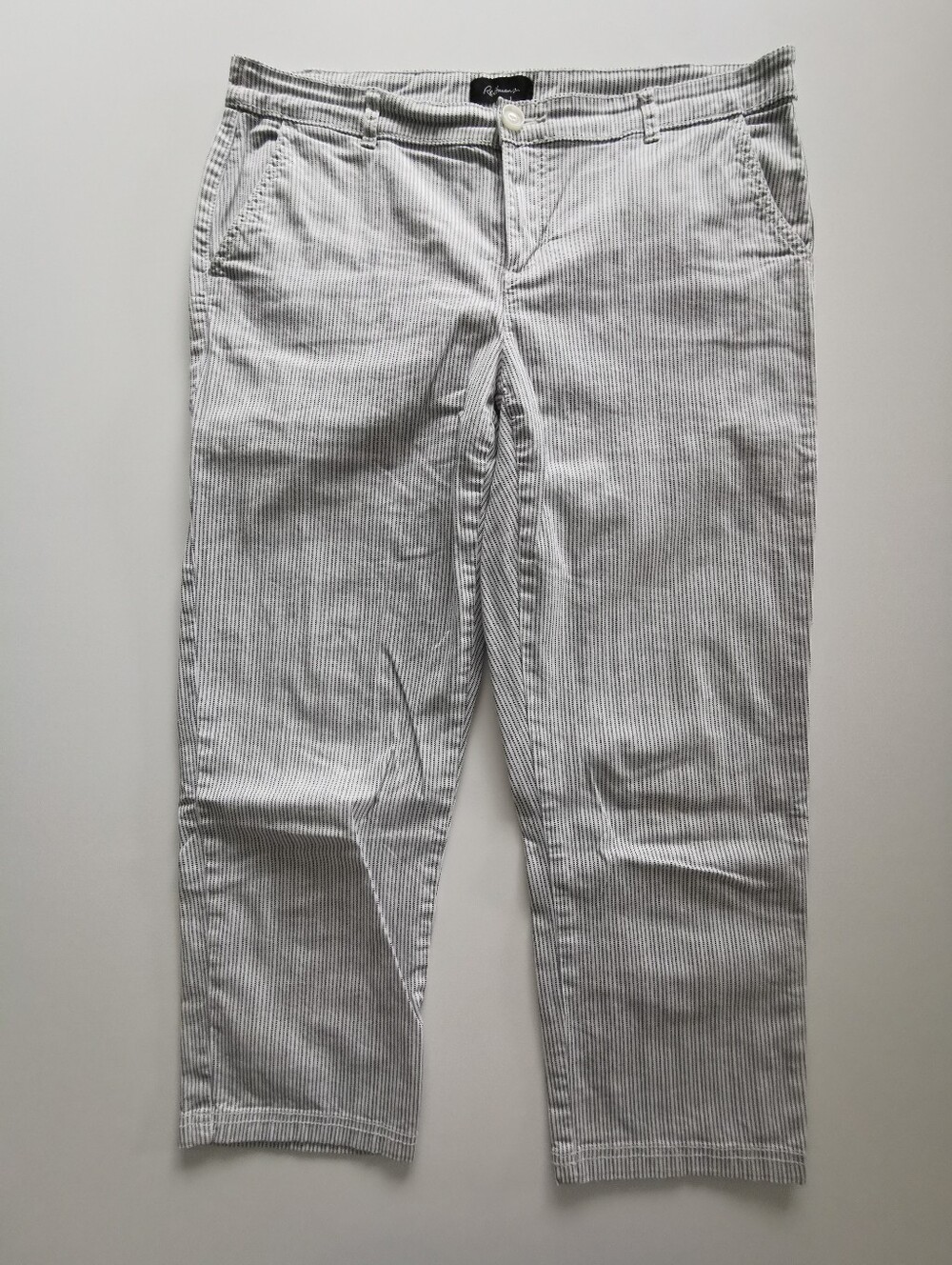 Reitmans White and Navy Black Striped Capri Cropped Length Pants